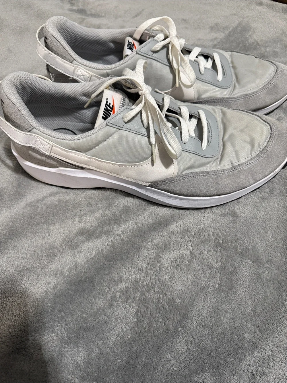 Nike Men’s Light Gray & White Low-Top Sneakers